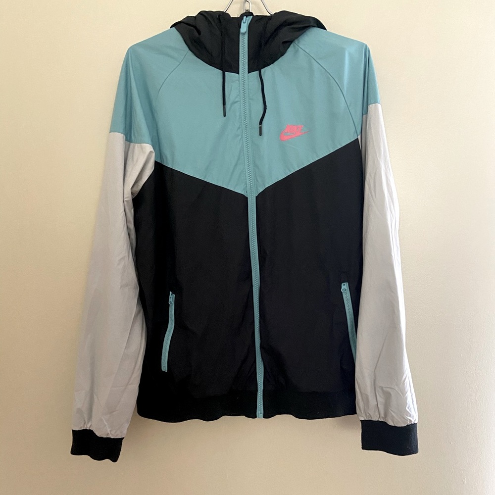 Nike Black Sweatshirt with Cozy Fleece and Iconic Logo